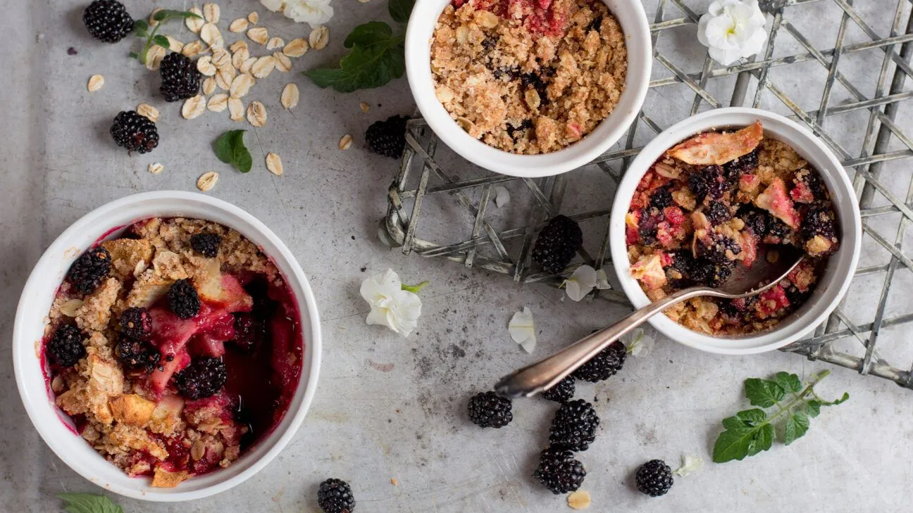Crumble de Pêssego e Amora com Cardamomo