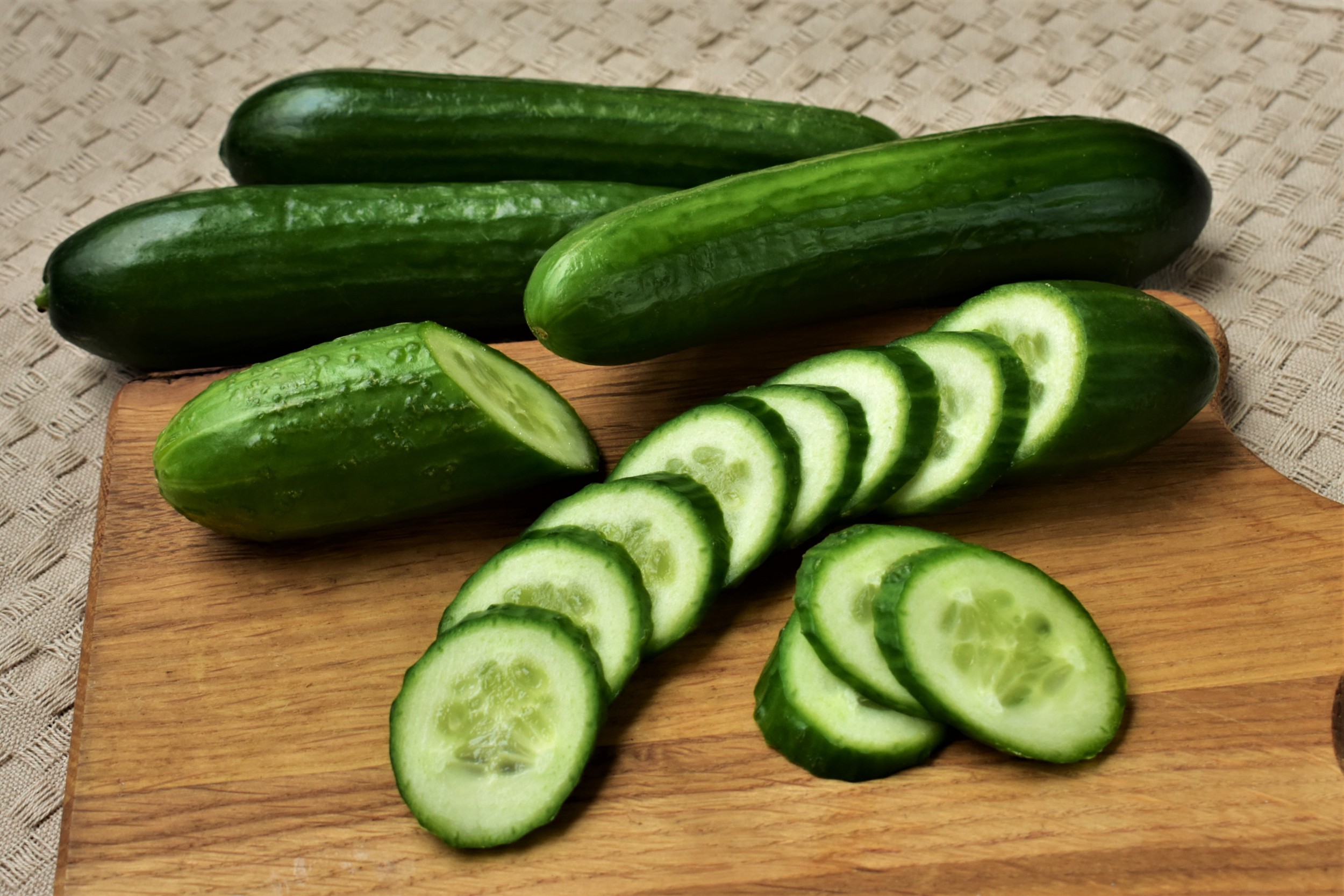 Máscaras Faciais a Loções Corporais: 12 Maneiras de Usar Pepino na Sua Pele